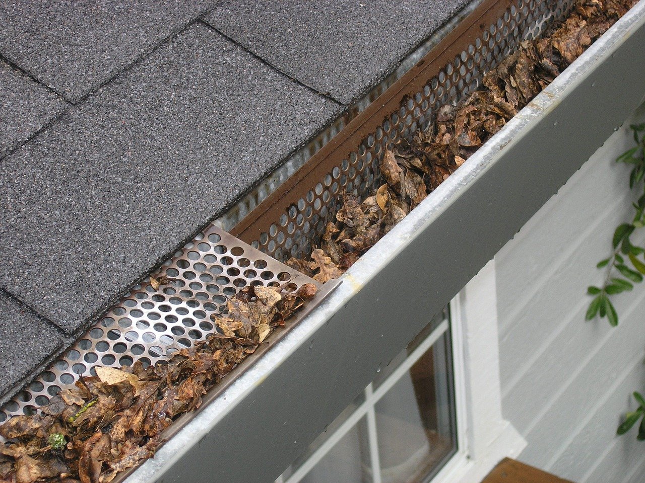 Read more about the article What To Do When Your Gutters Pull Away​